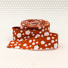 Load image into Gallery viewer, Quilt Binding Posies Red White 1 1/4" Single Fold