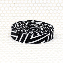 Load image into Gallery viewer, Double Fold 1/2'' Bias Tape Zig Zags Black White Binding