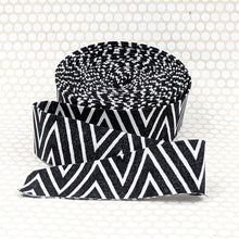 Load image into Gallery viewer, Quilt Binding Zig Zag Black White1 1/4" Single Fold
