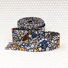 Load image into Gallery viewer, Quilt Binding Florentine Black 1 1/4" Single Fold