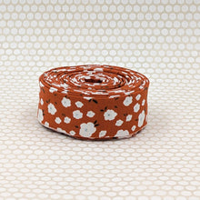 Load image into Gallery viewer, Quilt Binding Posies Red White 1 1/4" Single Fold
