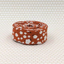 Load image into Gallery viewer, Quilt Binding Posies Red White 1 1/4" Single Fold
