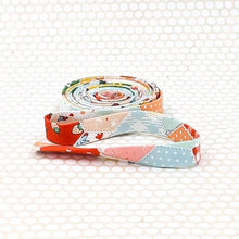 Load image into Gallery viewer, Double Fold 1/2'' Bias Tape Hexy Quilt
