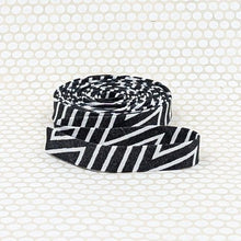 Load image into Gallery viewer, Double Fold 1/2'' Bias Tape Zig Zags Black White Binding
